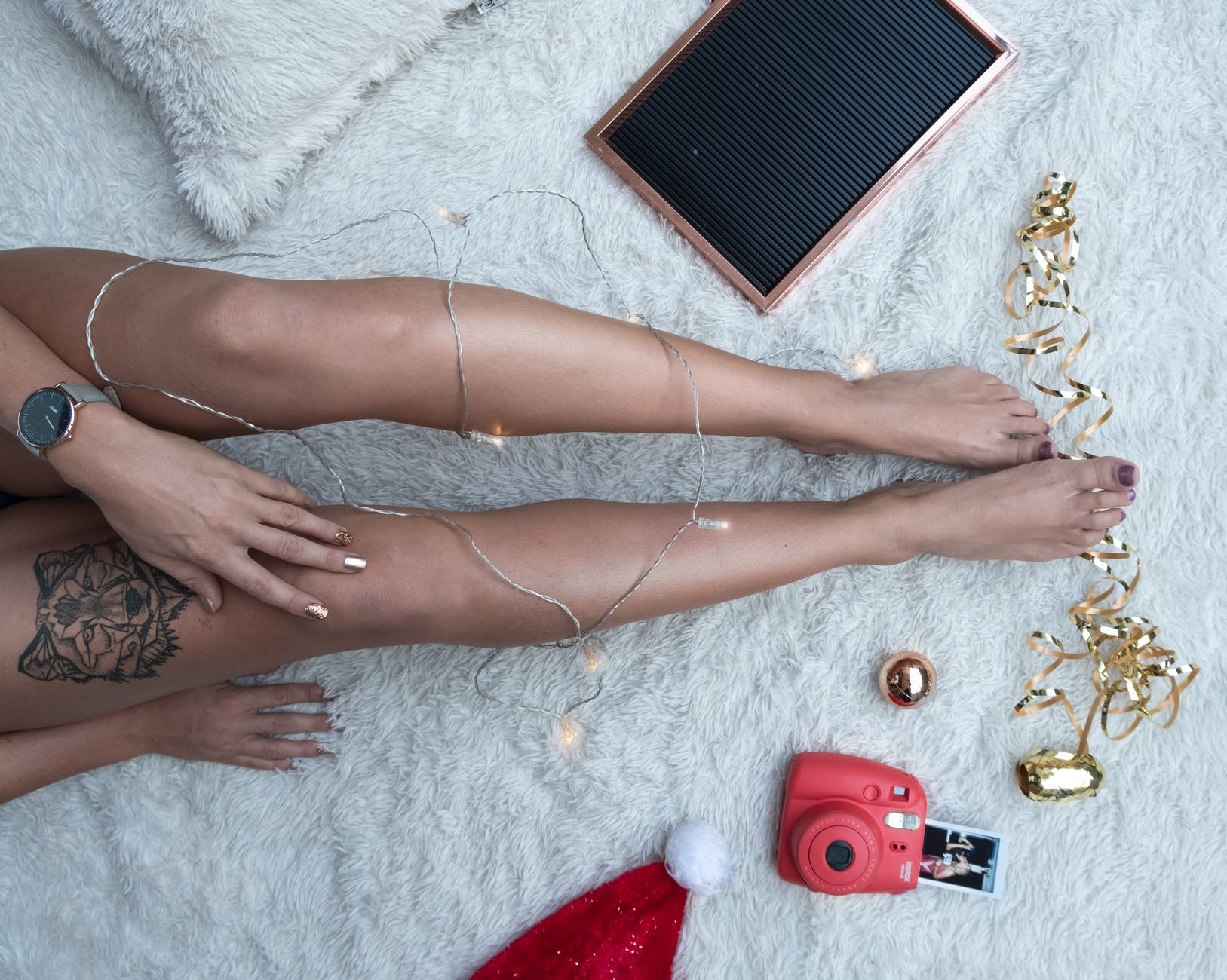 ženské nohy na posteli 